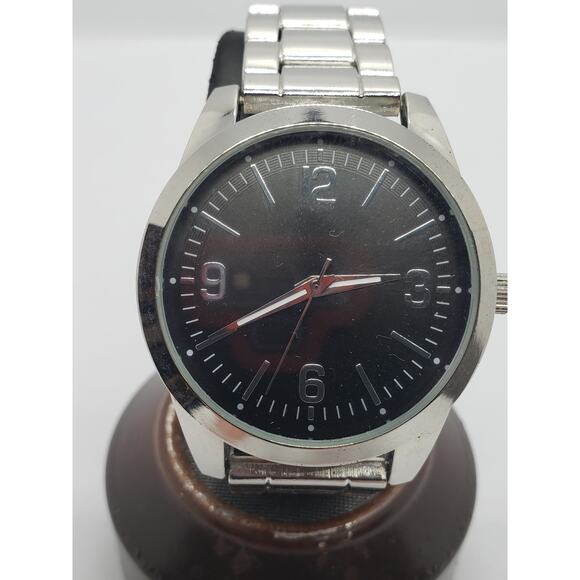 Men's dress watch. Large face with silver band. FMDAL860, IF173
